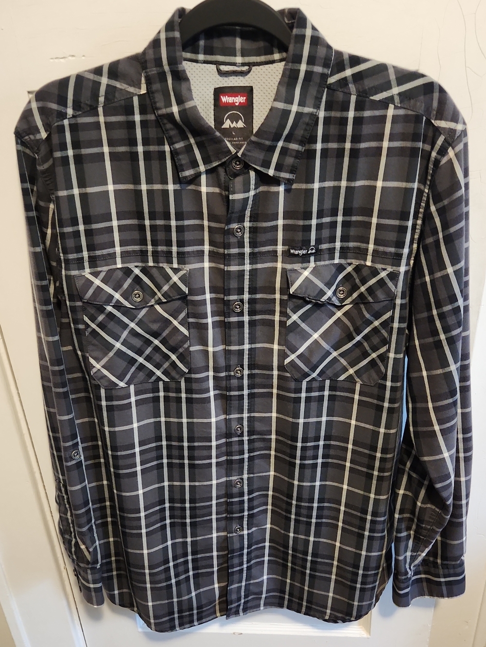 Wrangler Men's Black and Gray Plaid Button-Down Shirt - Large